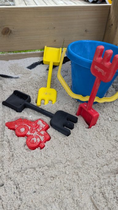 Kleine Schaufel mit Rechen 